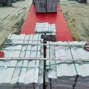 梅州 芝麻白仿形加直形路沿石出货日常