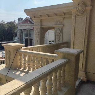 梅州 黄金麻别墅外墙干挂雕花配合阳台栏杆花瓶柱