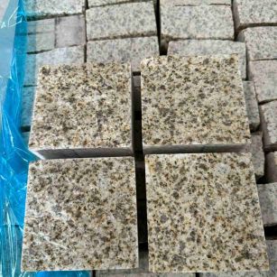 梅州 黄金麻花岗岩自然面小方块，弹石，马蹄石等