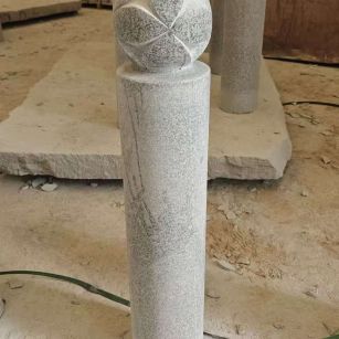 梅州 芝麻白花岗岩石材挡车石柱、停车柱、圆柱挡车柱、方柱挡车柱等