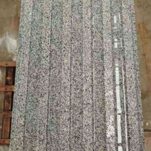 梅州 芝麻白花岗岩荔枝面雕刻盲道，盲条