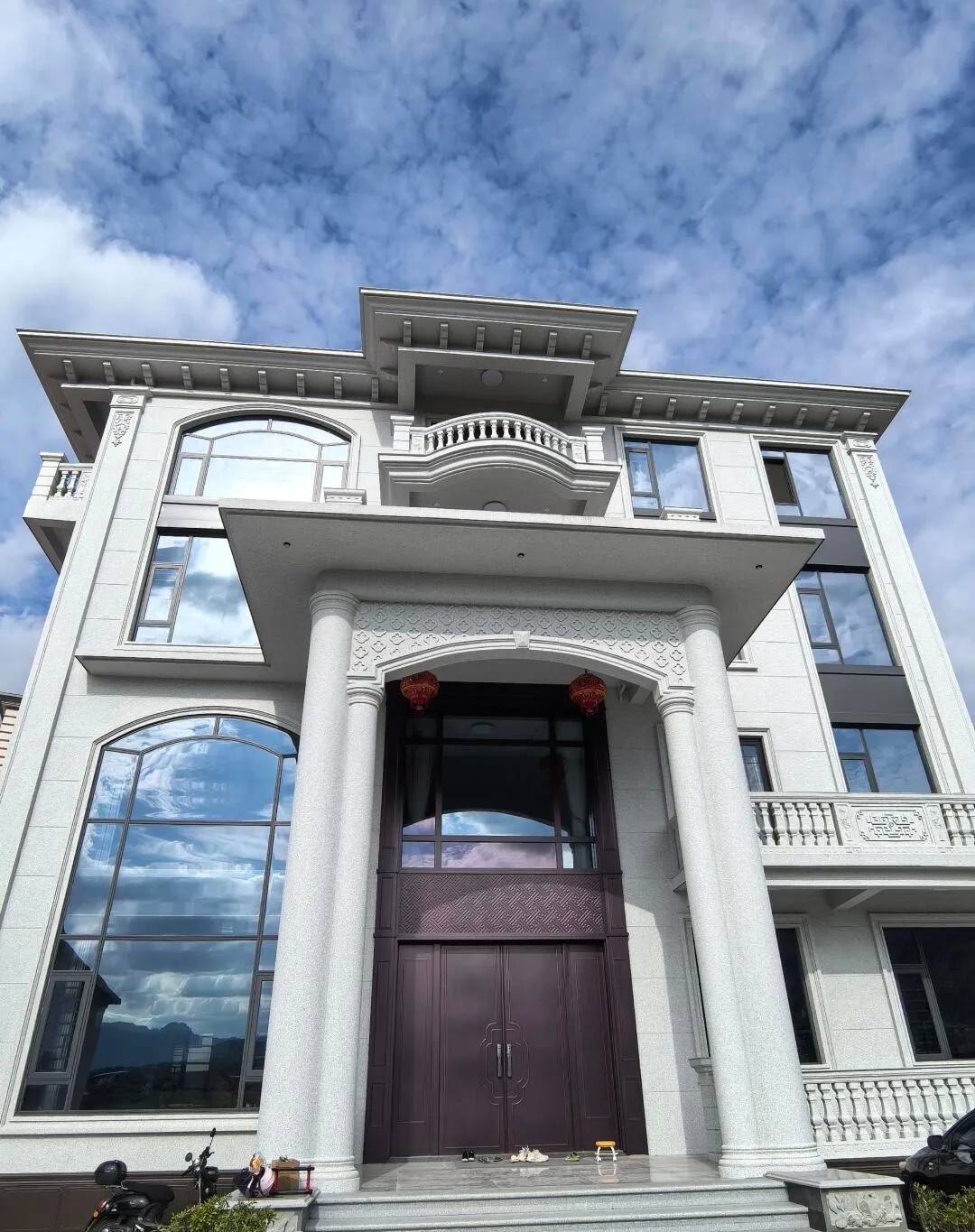 梅州白麻别墅外墙干挂石材效果示例