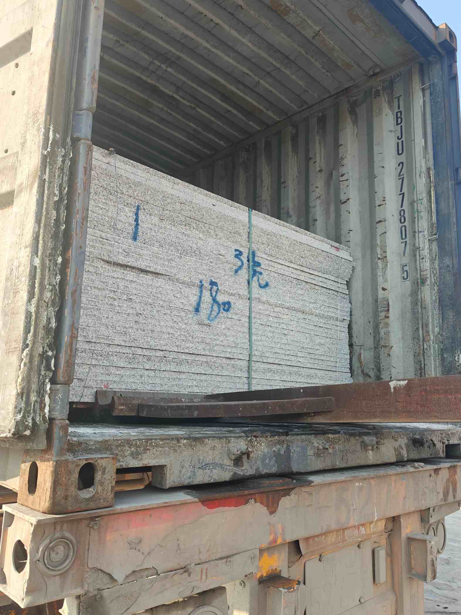 梅州 芝麻白花岗岩石材3.0公分光面毛板装柜出货