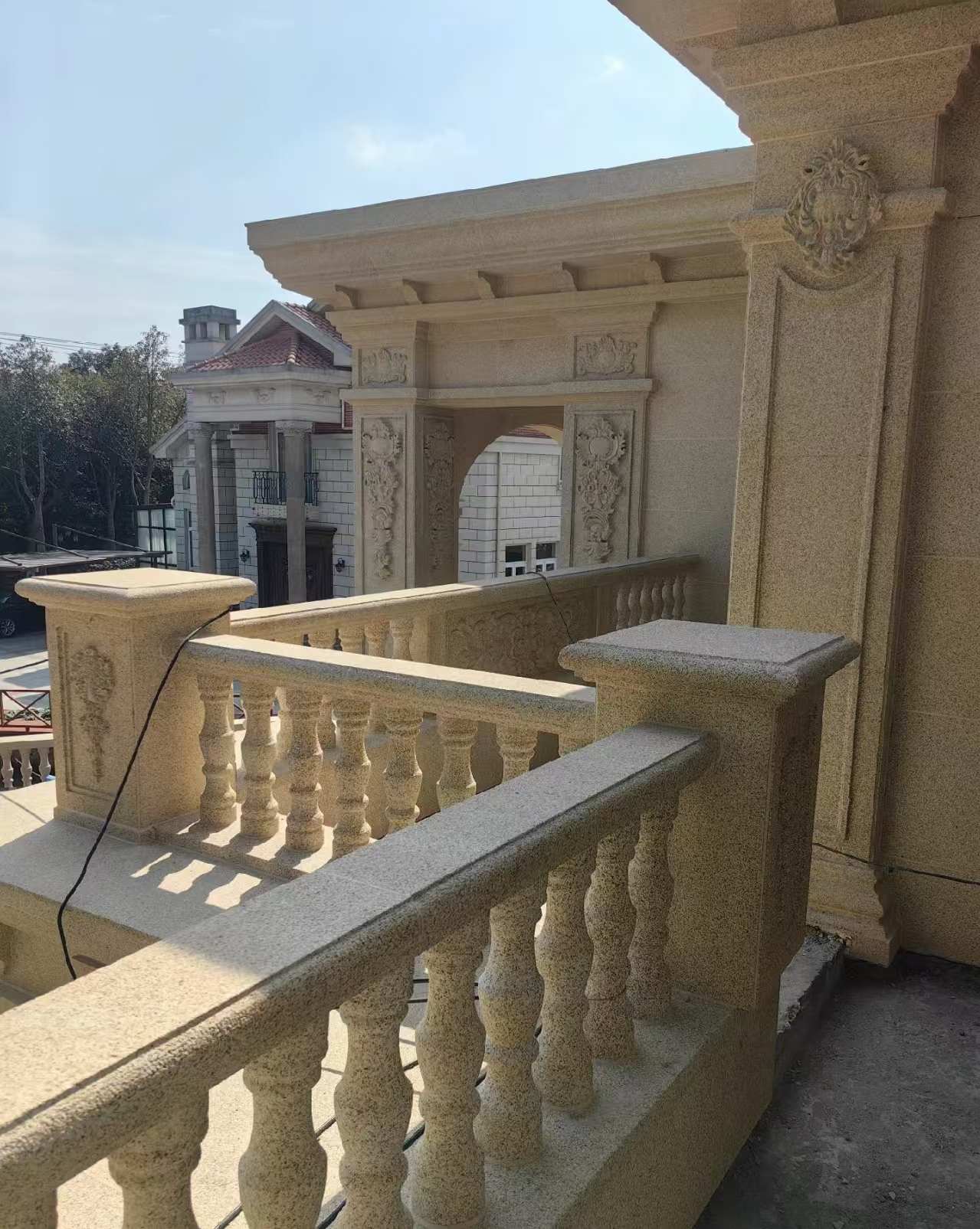 梅州 黄金麻别墅外墙干挂雕花配合阳台栏杆花瓶柱