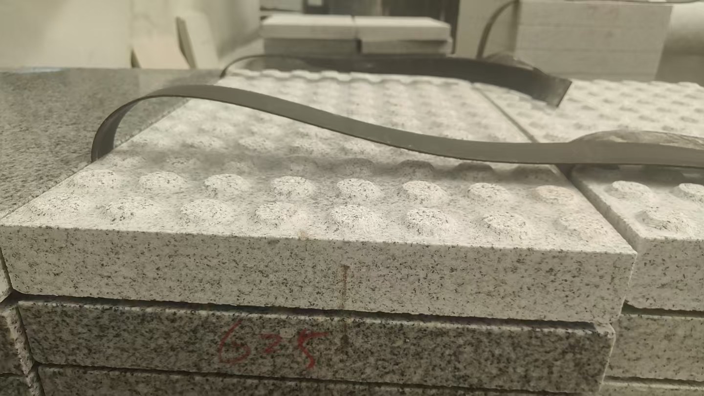 梅州 芝麻白花岗岩6.0公分荔枝面五轴加工雕刻盲点