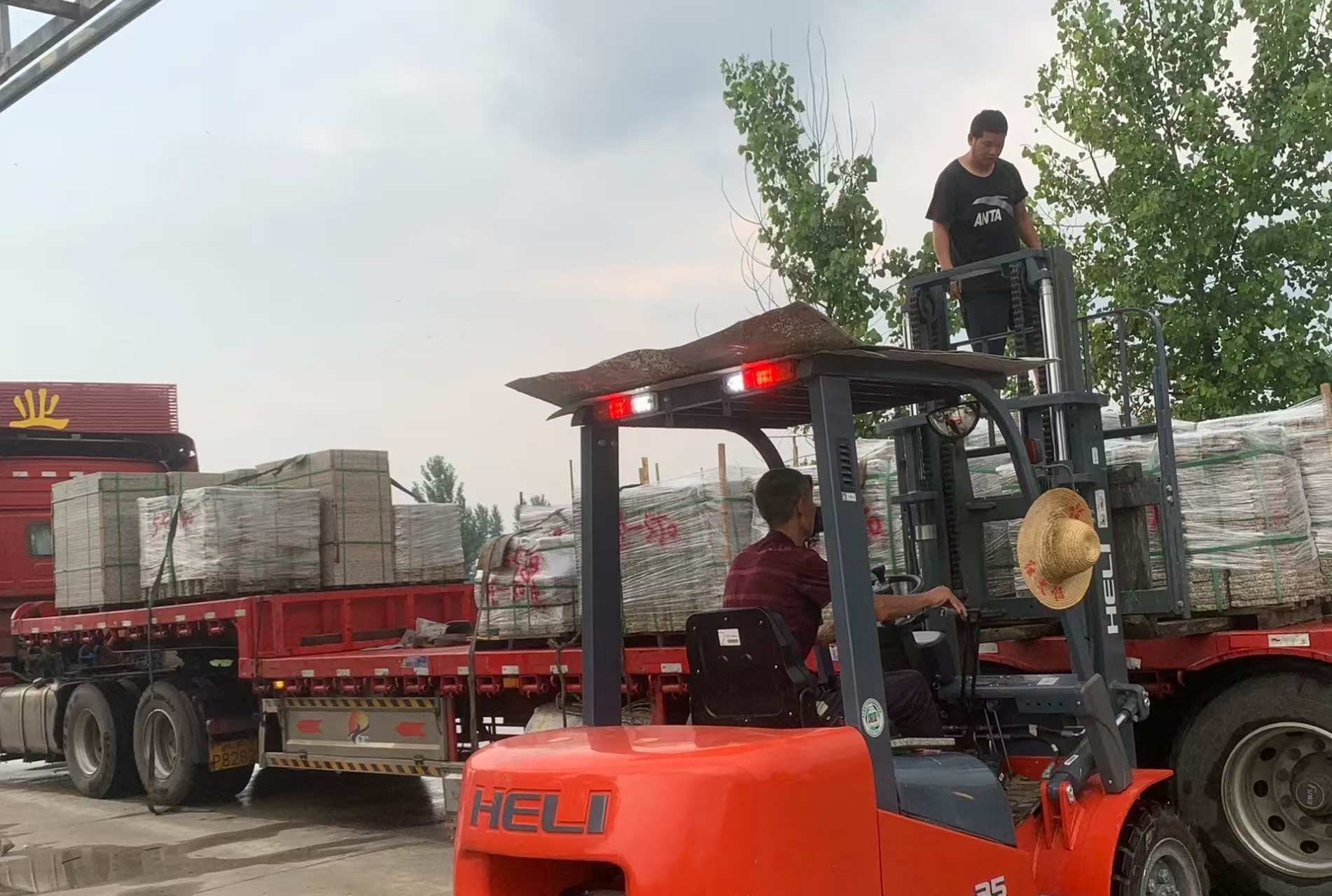 梅州 黄金麻冰裂纹，地铺石装车