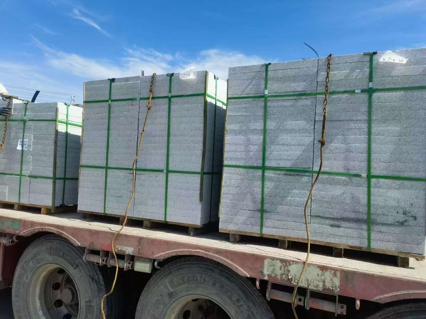 梅州 芝麻白花岗岩地铺石装车日常