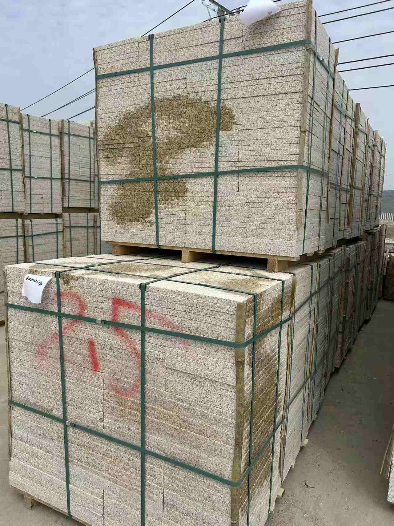 梅州 黄金麻花岗岩石材荔枝面地铺石2.5*300*600