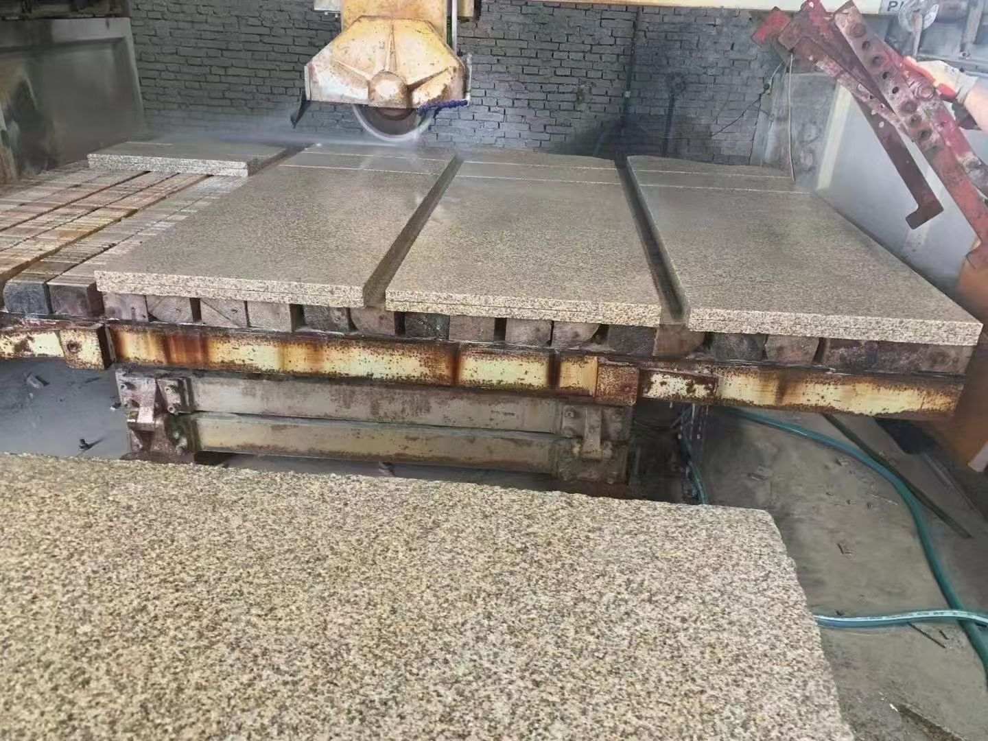 梅州 黄金麻荔枝面成品板加工