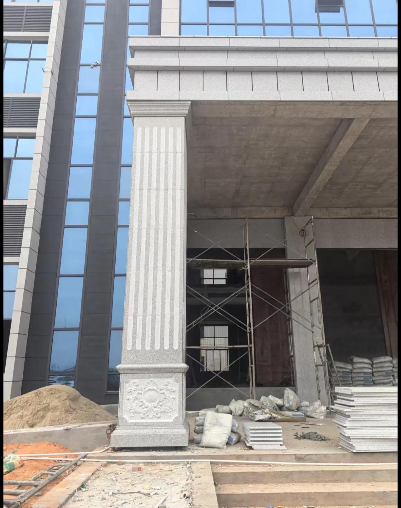 梅州 芝麻白光面花岗岩门楼大柱（罗马柱）配雕花底座