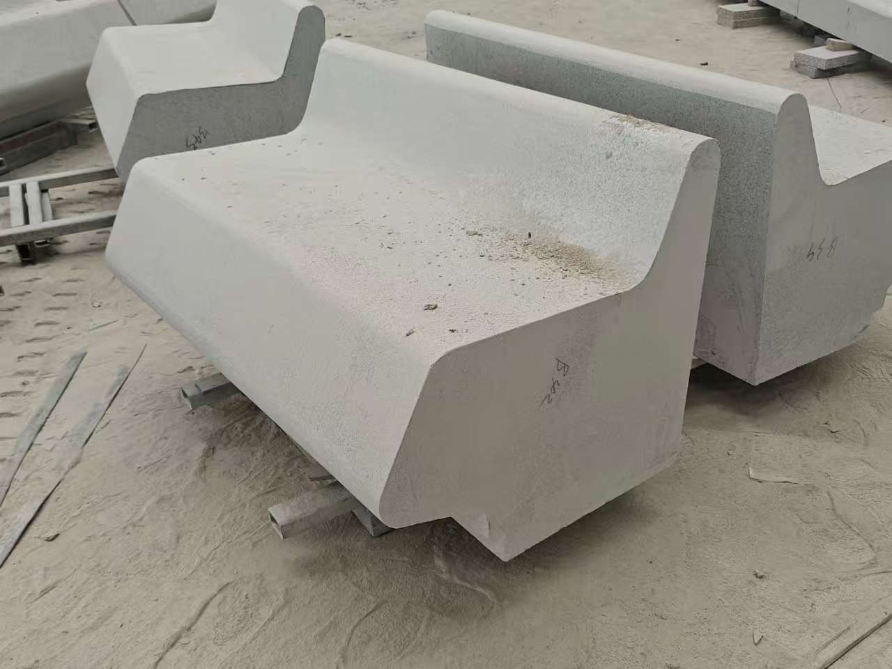 梅州 芝麻白花岗岩异形坐凳，石凳