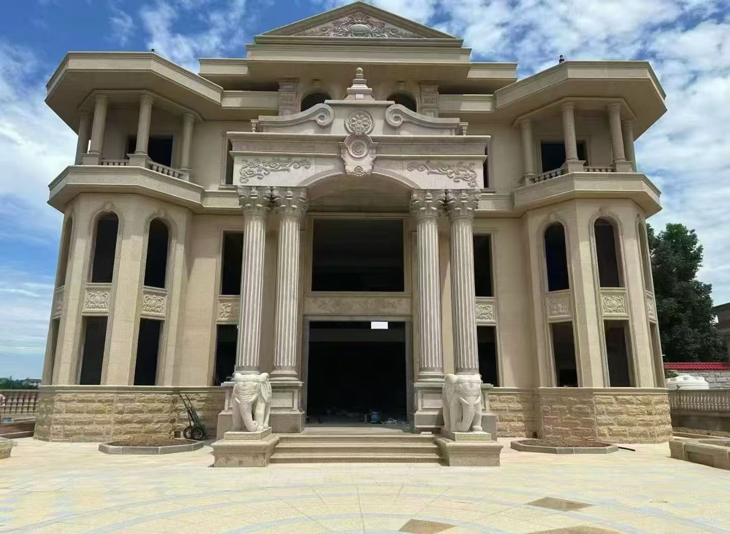 梅州 黄金麻别墅外墙干挂，大柱，大象，蘑菇石，雕花板