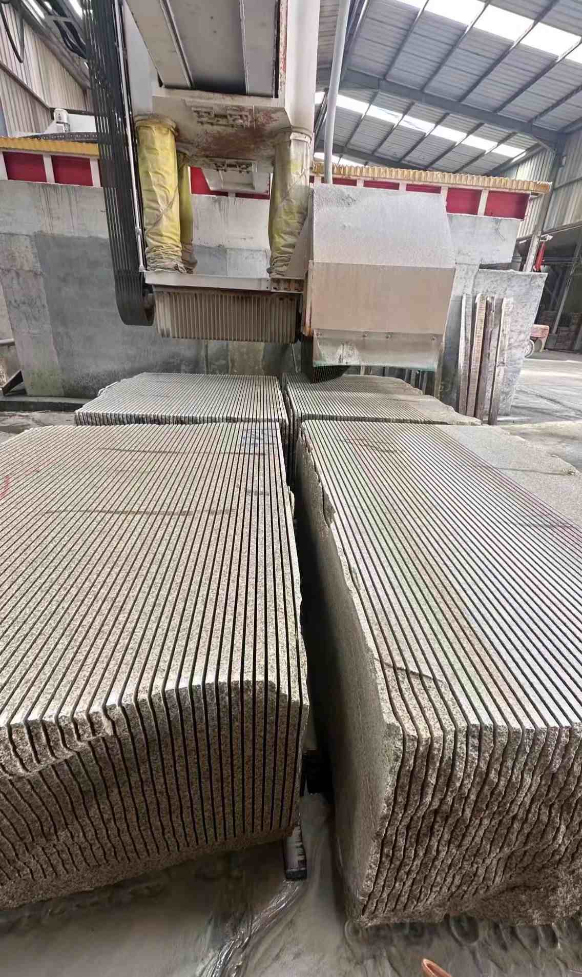 梅州 车间生产日常，黄金麻白麻花岗岩