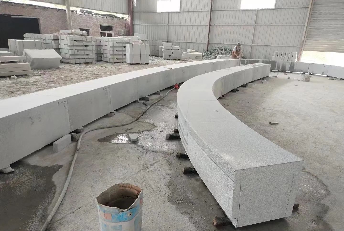 梅州芝麻白花岗岩石板材 园林光面弧形坐凳