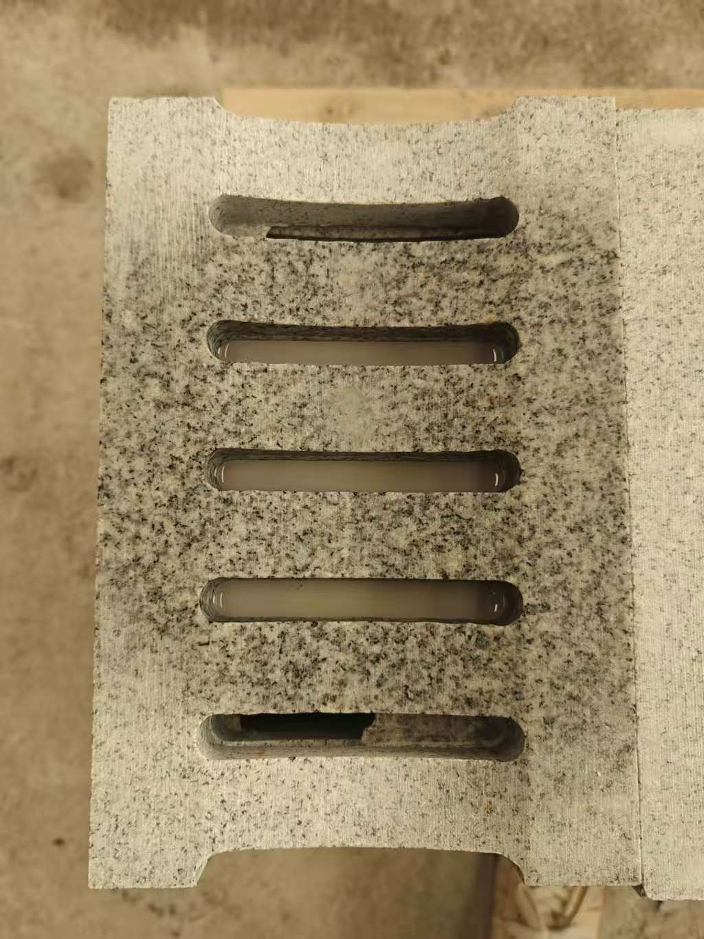 梅州 芝麻白拉丝面花岗岩U型开槽排水槽