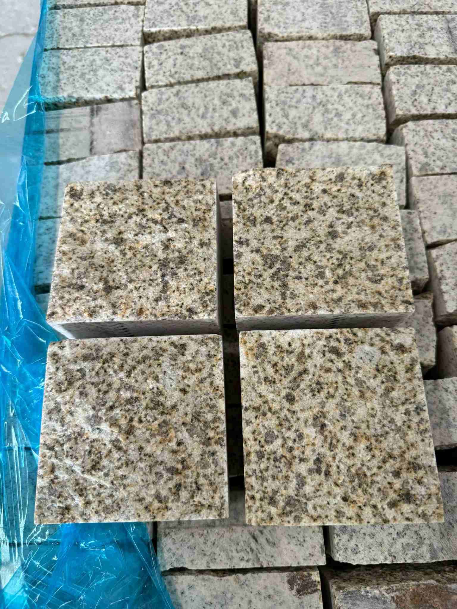 梅州 黄金麻花岗岩自然面小方块，弹石，马蹄石等