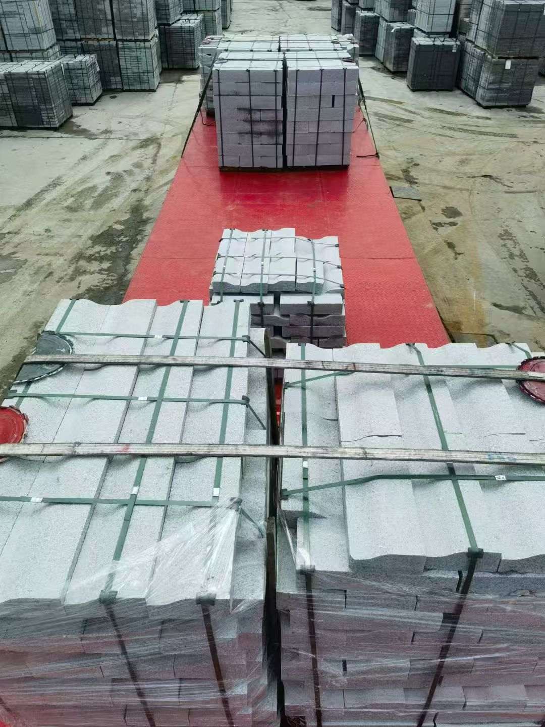 梅州 芝麻白仿形加直形路沿石出货日常