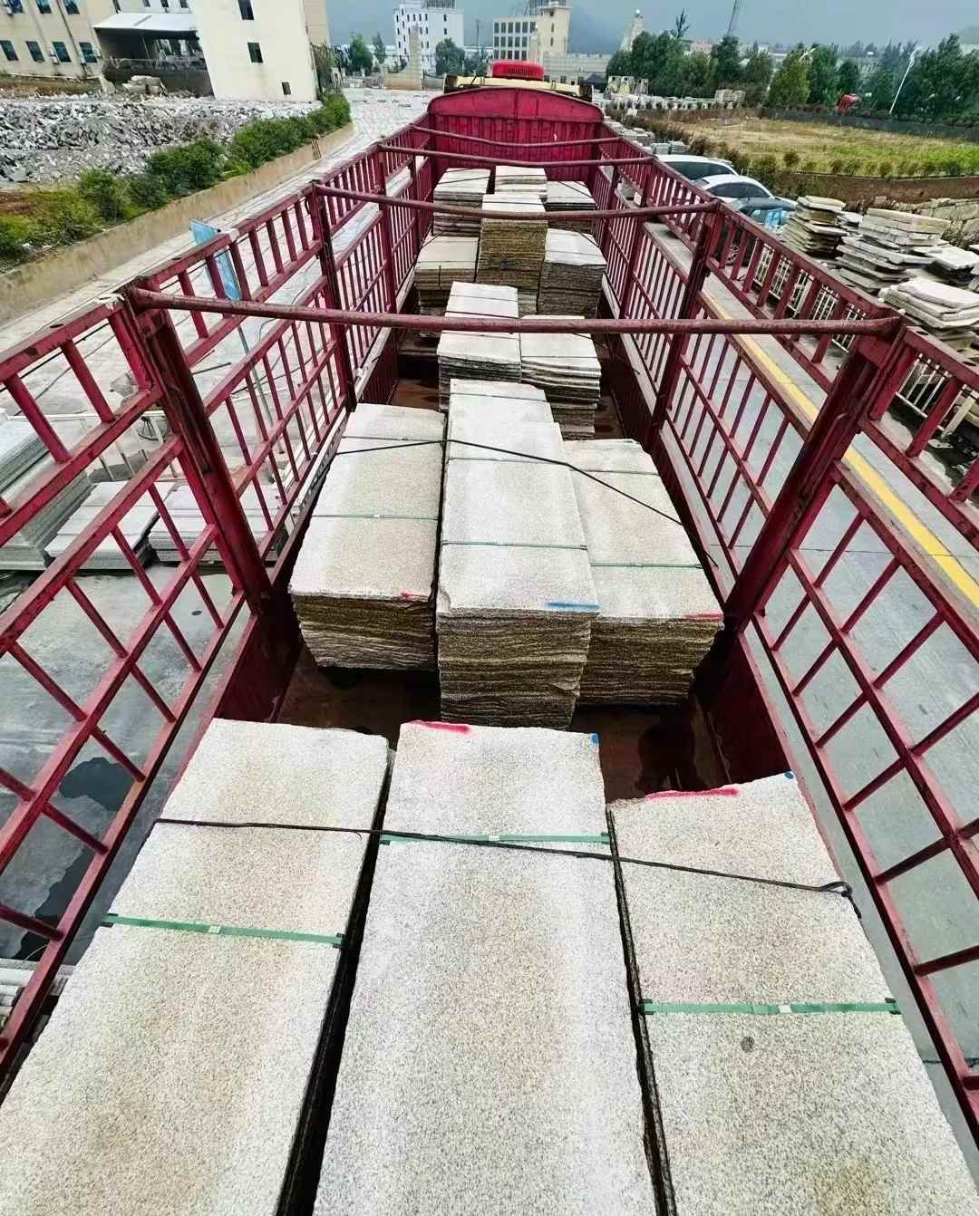 梅州 黄金麻花岗岩荔枝面，光面毛板装车完成