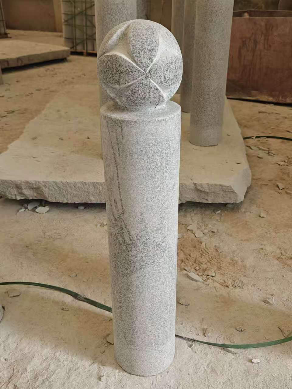 梅州 芝麻白花岗岩石材挡车石柱、停车柱、圆柱挡车柱、方柱挡车柱等