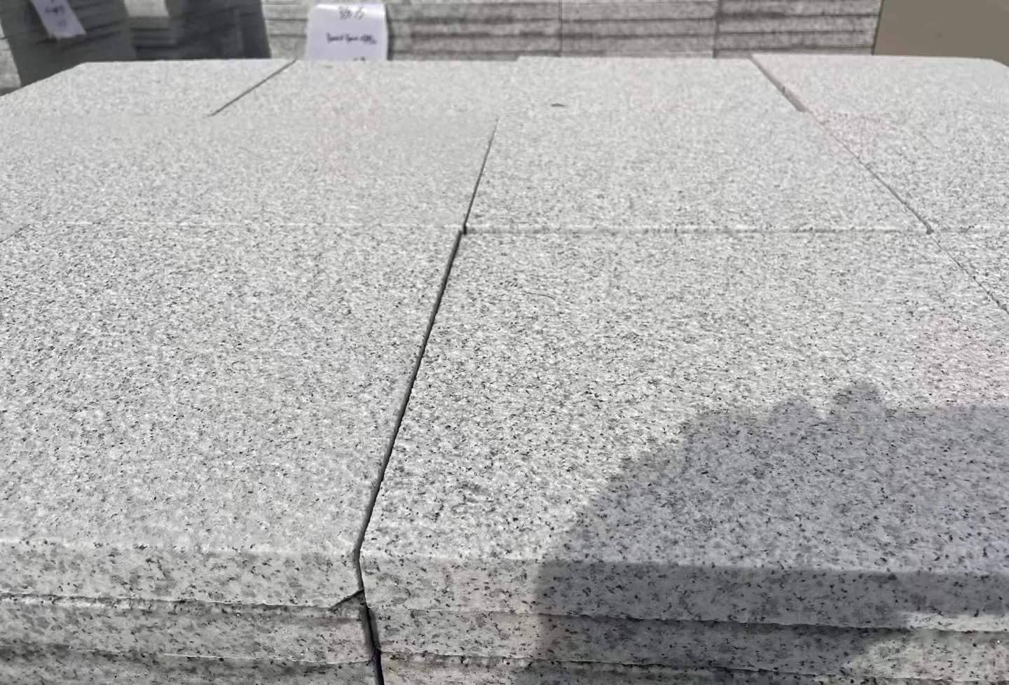 梅州 白麻花岗岩石材推荐 荔枝面地铺石