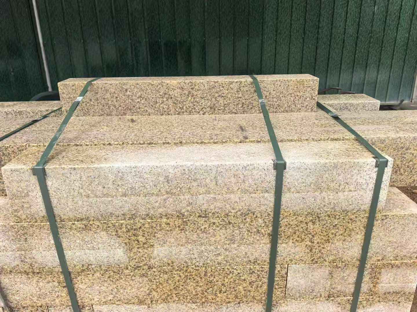 梅州 黄金麻花岗岩石材机切面栏杆料半成品