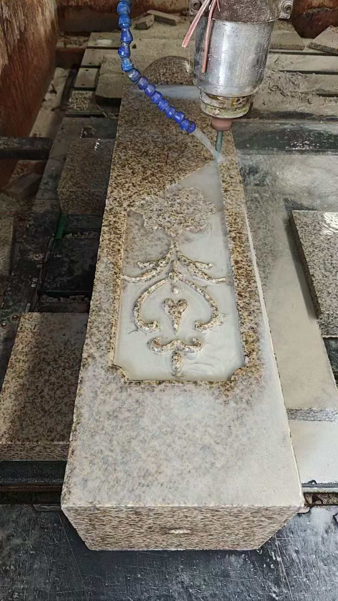 梅州 黄金麻花岗岩异形加工雕刻栏杆大柱