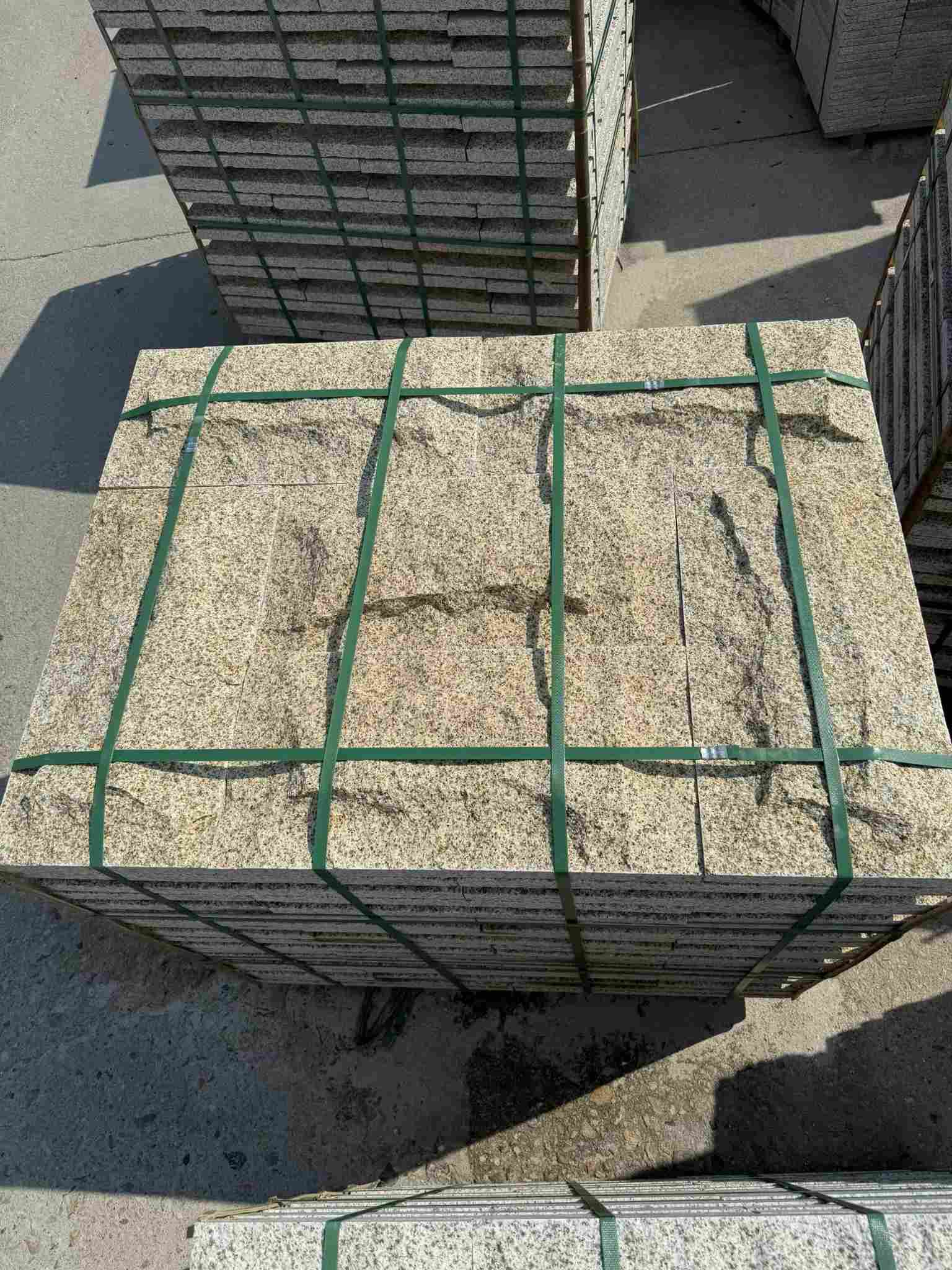 梅州 黄金麻花岗岩石材自然面蘑菇石成品