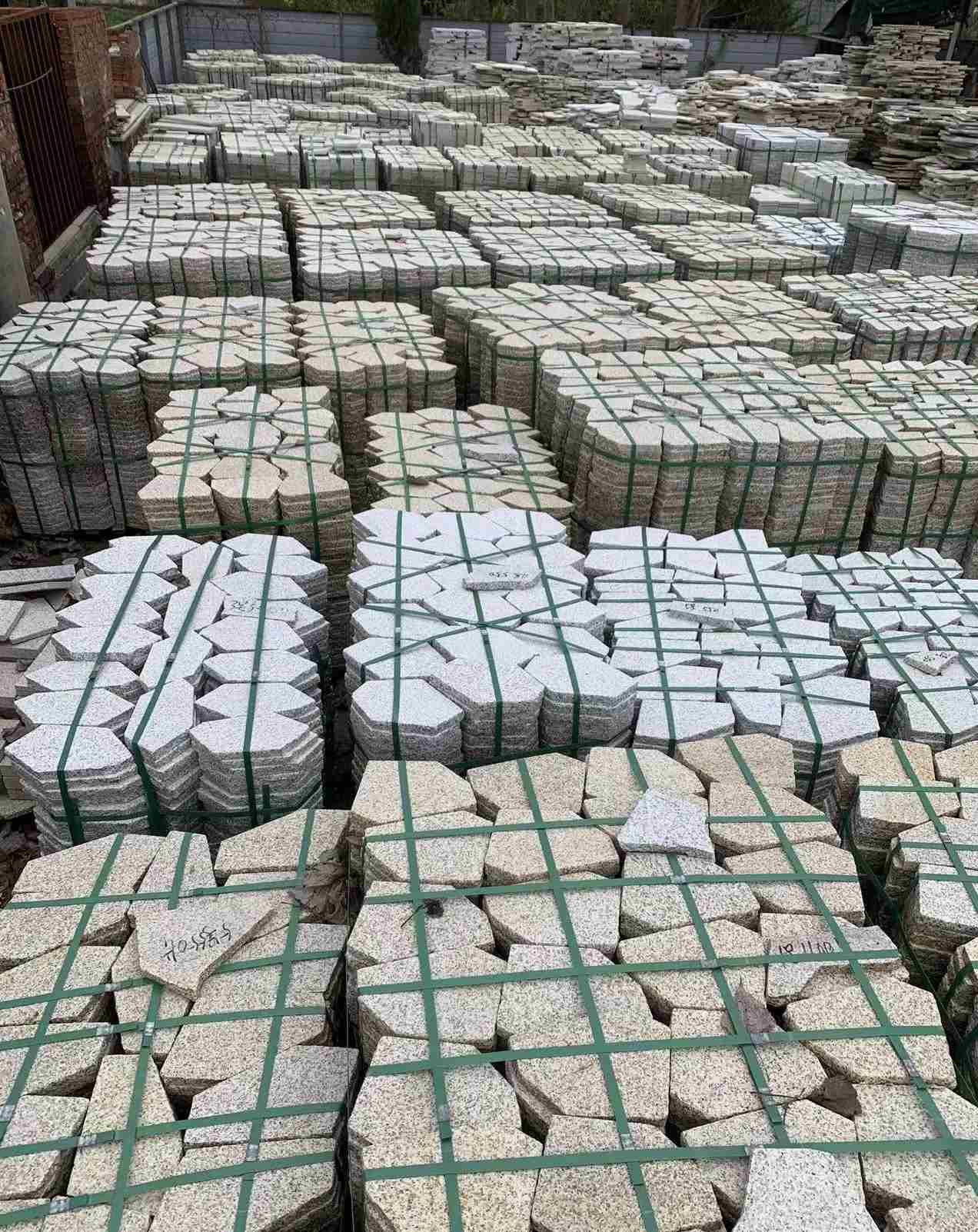 梅州 黄金麻白麻花岗岩荔枝面地铺石(冰裂纹)