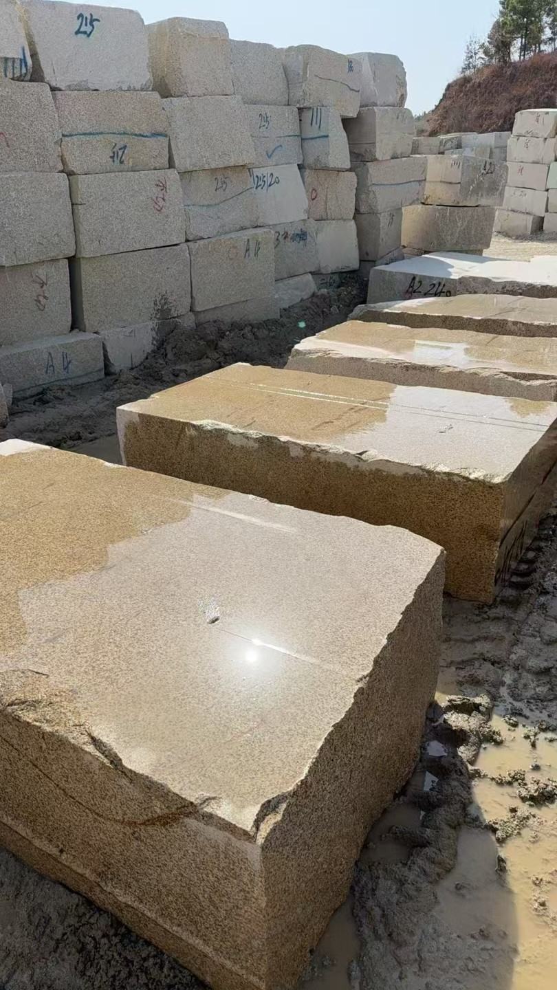 梅州 黄金麻方料堆场洗料分选中，原材料充足