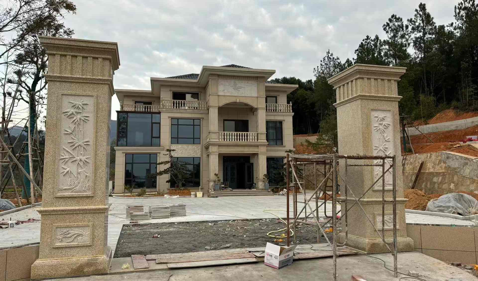 梅州 黄金麻花岗岩别墅雕花外墙干挂配上门口雕花罗马柱