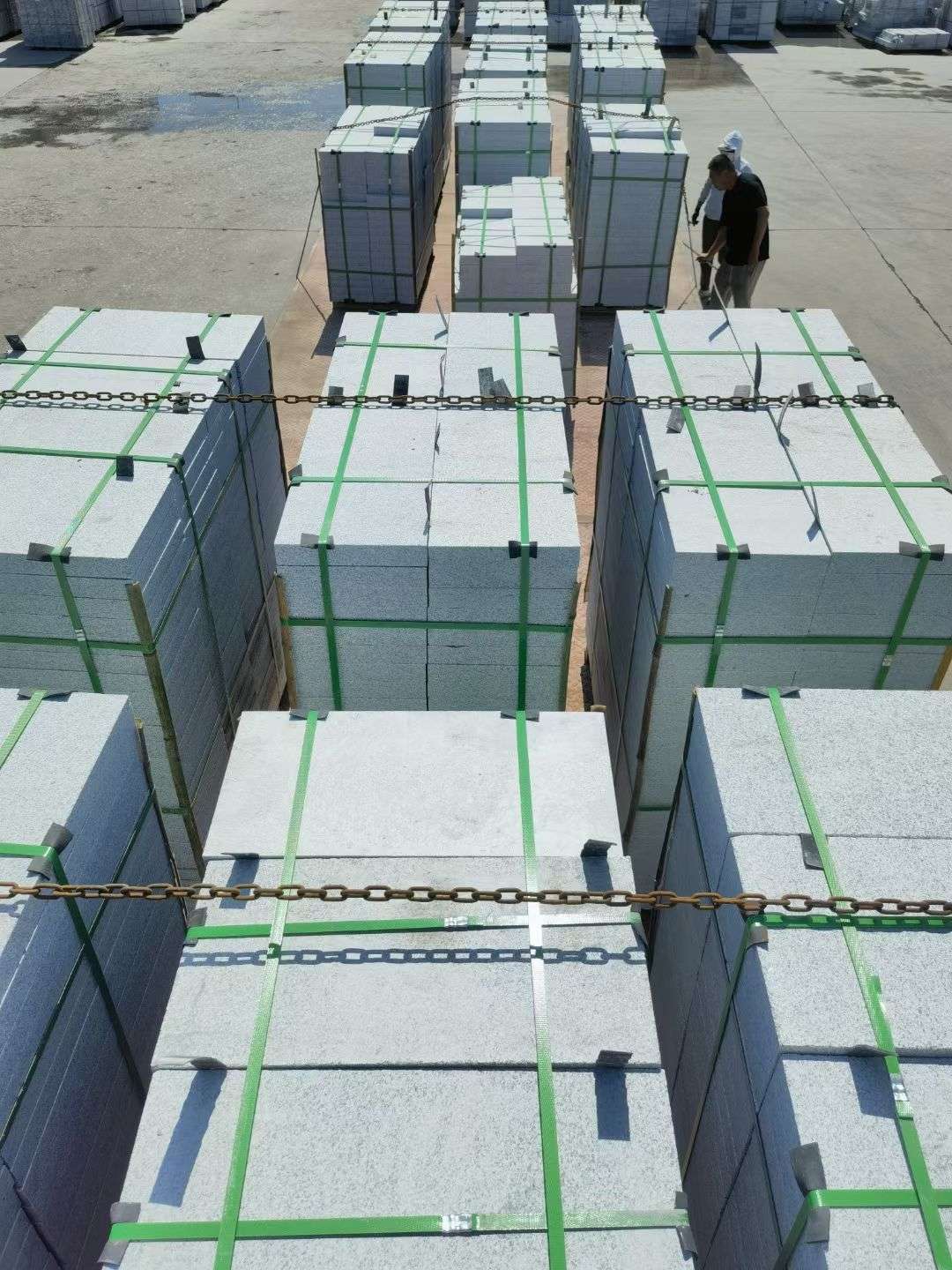 梅州 芝麻白花岗岩5公分地铺石 花岗岩厂家工厂装车日常